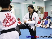 Taekwondo teaches team trust and collaboration for maximum strength 跆拳道教导学生如何信任团队并与之合作，以发挥最大的团队力量