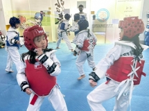 Taekwondo improves fitness and teaches valuable self-defense skills 跆拳道不仅能提高身体素质，还能教授重要的自卫技能