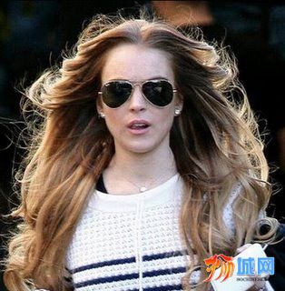 lindsay_lohan_rayban_3025_gold_sunglasses.jpg