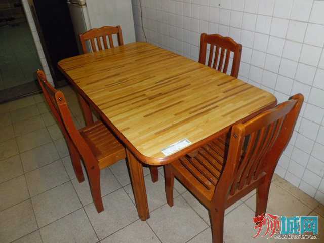经济耐用的餐桌+4把椅子$80，伸缩变为一个四方桌，拉出时尺寸是150x85x76cm