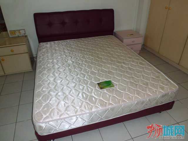 八成新舒适双人床只卖180，尺寸为190x155cm