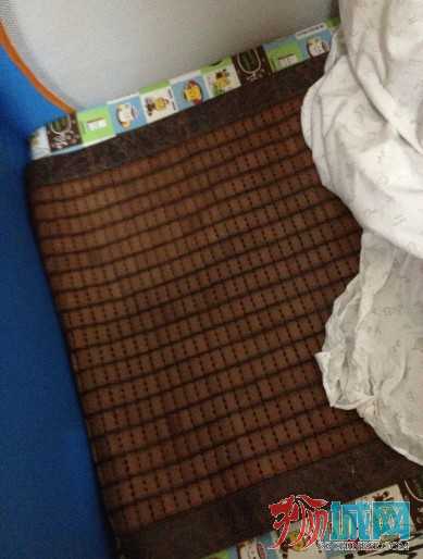 下一张图片，小孩床里的凉席