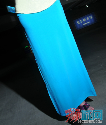 蓝包长裙4.png