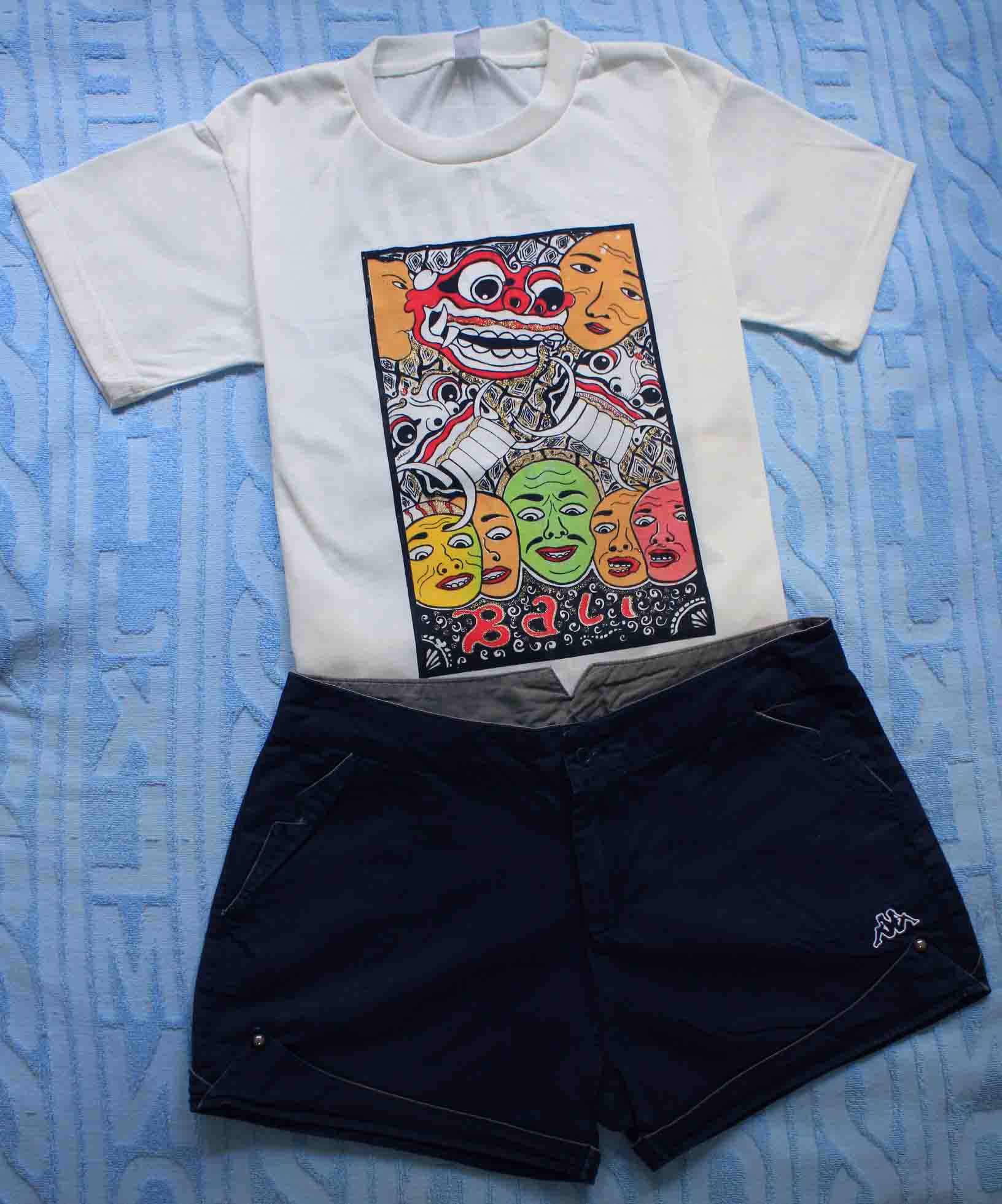 在巴厘岛买的T-shirt，全新未穿过，$4。Kappa短裤$4。一起$6.