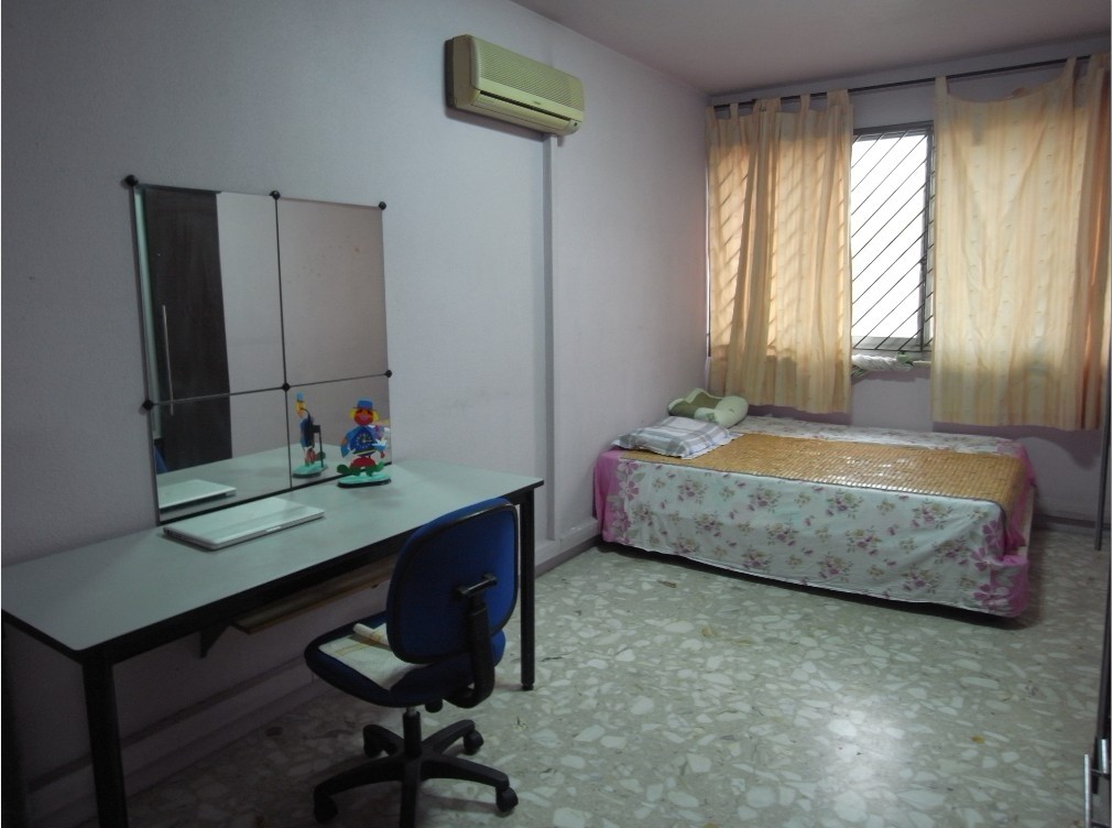 common room 1 with Queen size bed and matress & table R.jpg