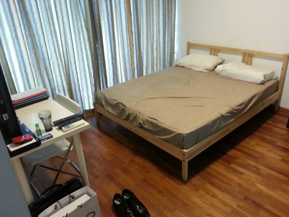 木色床架床垫+白色书桌