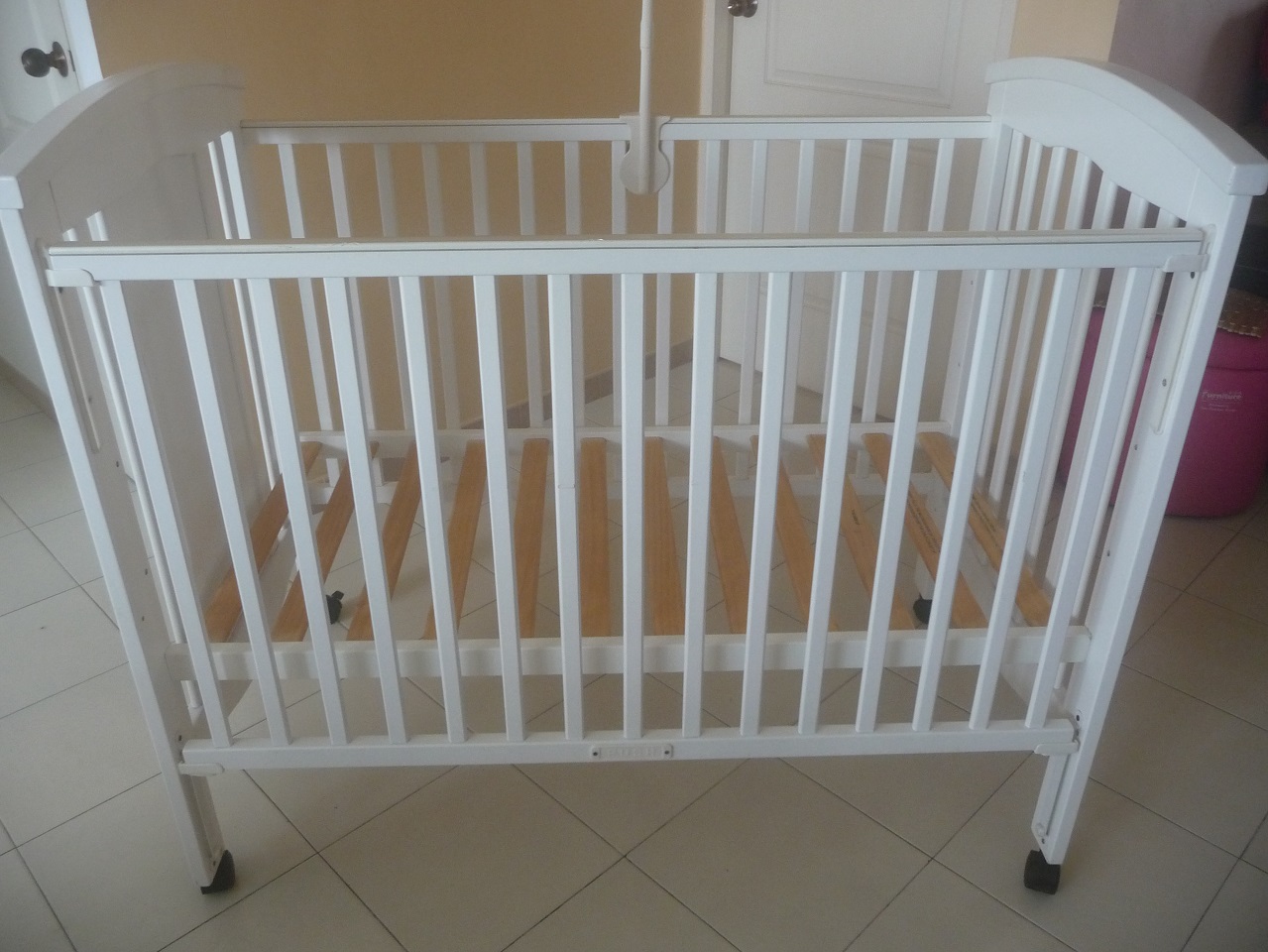 婴儿床9.5成新， $60,  长宽高是：120cm, 72cm, 100cm 围栏提起来