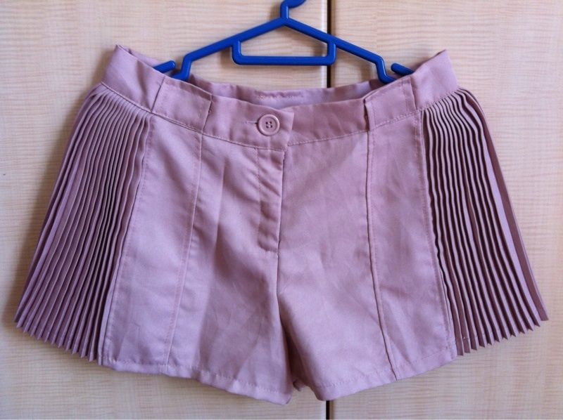 粉色接近肉色的短裤，大腿两旁有折纹。适合中号