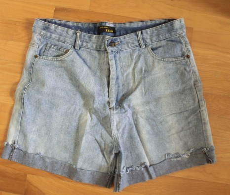 18号：很肥大的牛仔裤 需要皮带绑着 衣服塞进牛仔裤里穿很韩国风 5元卖了
