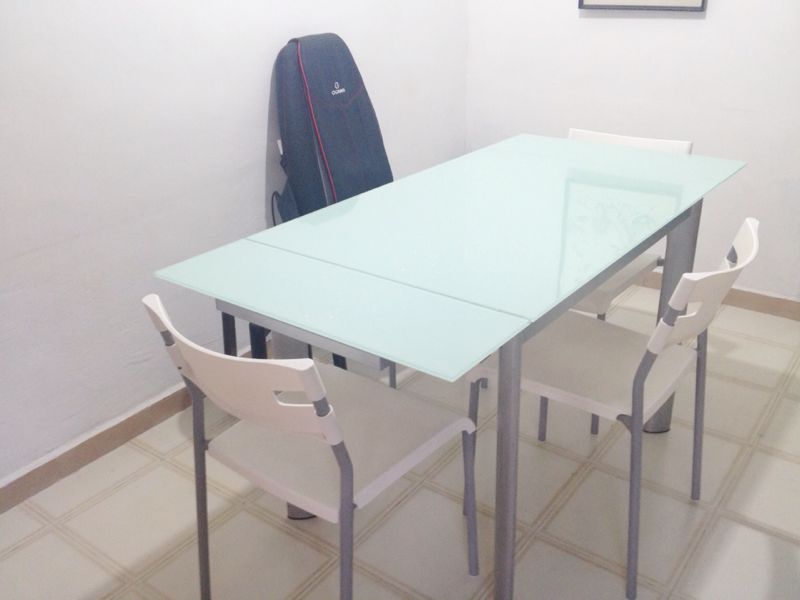 可收折玻璃餐桌带4把椅子 宽 0.70 m 长 1.40 m