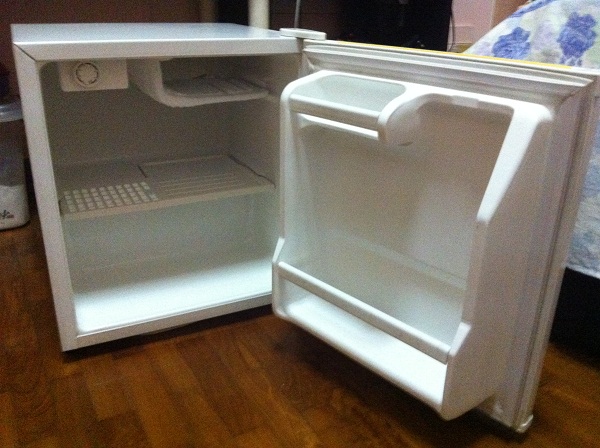 冰箱很新适合两人用