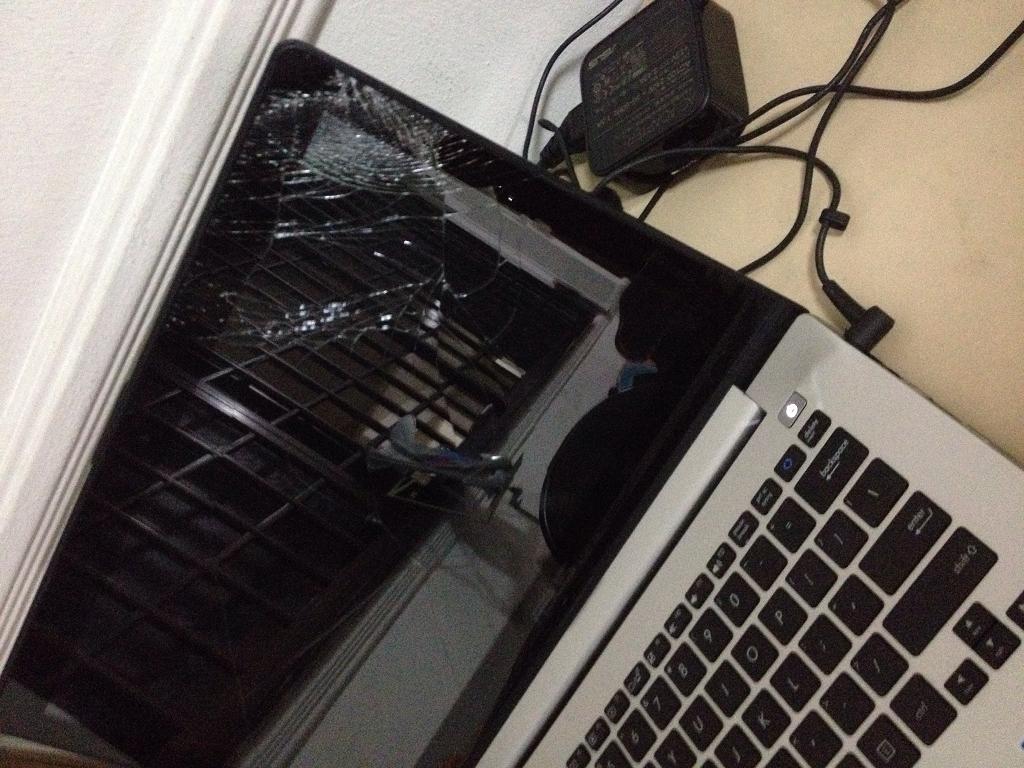 电脑被摔烂的图片图片