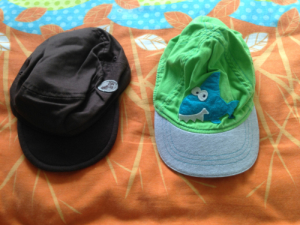 帽子购于mothercare，左边小些，适合2岁左右，绿色3-6岁。3刀/each，一起拿5刀