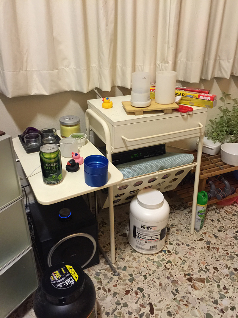 小茶几和带抽屉的小桌子
