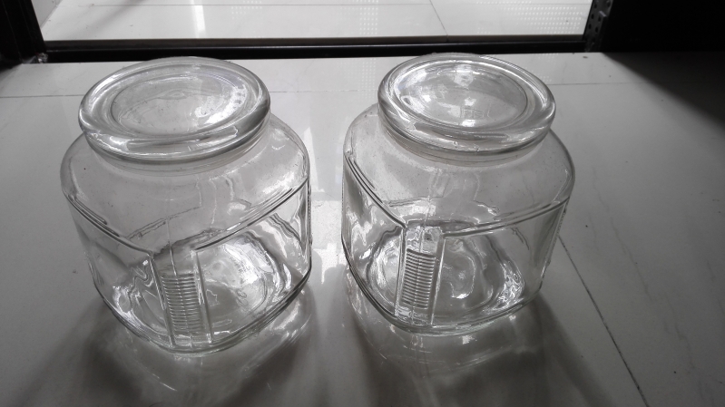 两个储物玻璃罐，一个5新币，两个7新币。