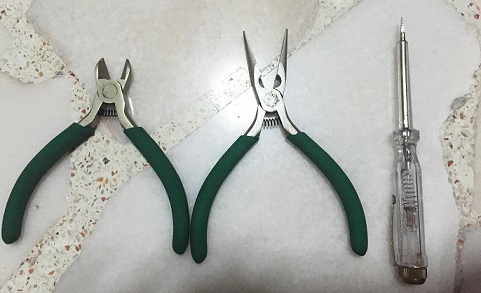 尖嘴钳（plier）， cutter 和螺丝刀（测电笔）， 八成新