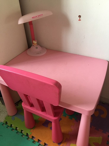 粉红桌椅