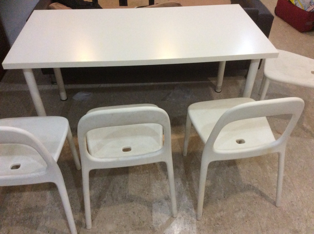 长桌子和两张椅子