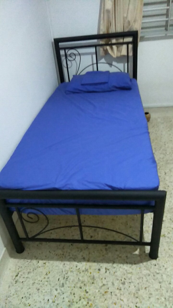 单人床+床垫,至少九成新，只使用一个月，原价$350/套，现价$200 (一共有三套，三套一起买$500) ...