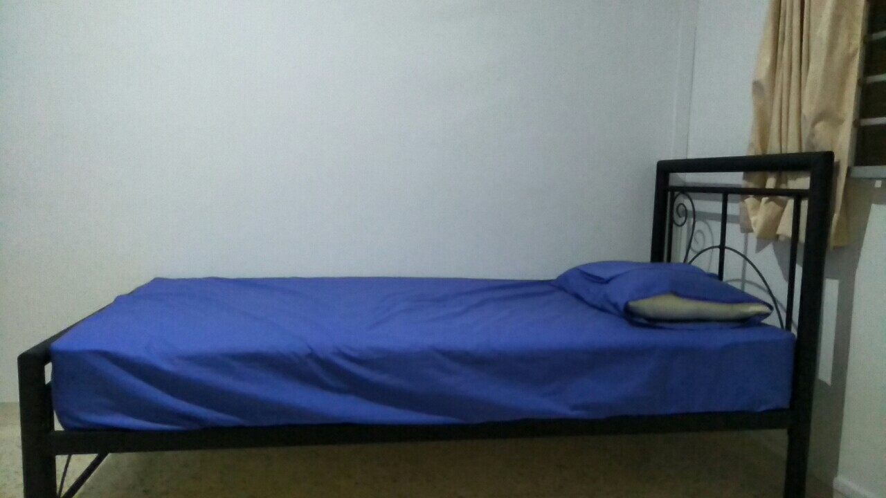 单人床+床垫,至少九成新，只使用一个月，原价$350/套，现价$200 (一共有三套，三套一起买$500) ...