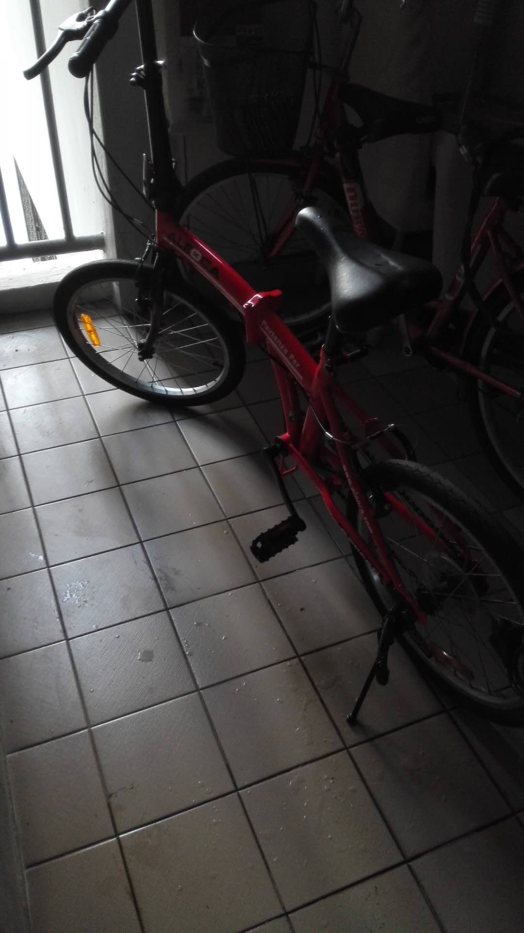 红色可折叠自行车