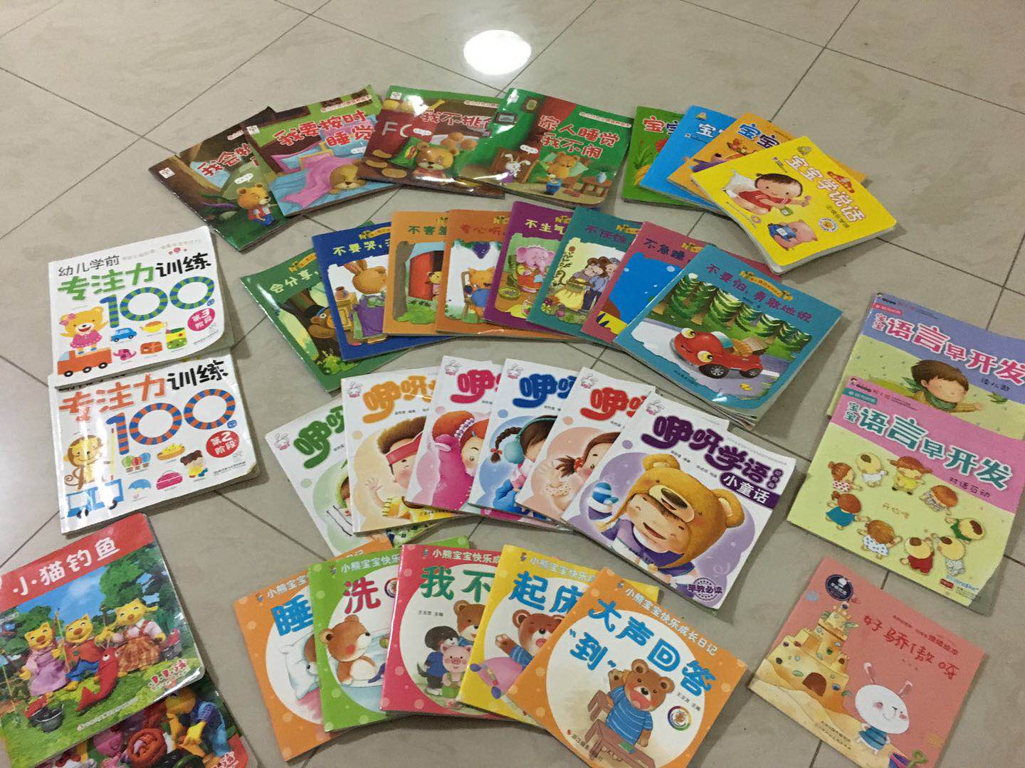 儿童图书，汉语的，和书架子一起，20新币