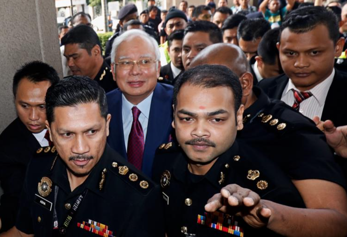【狮城论坛】马来西亚前首相纳吉今日出庭,否认所有控