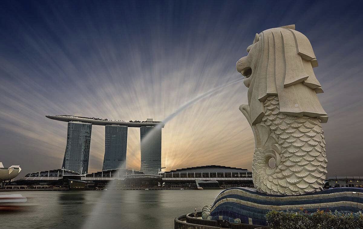 狮城论坛新加坡的代表性建筑鱼尾狮像是很多游客