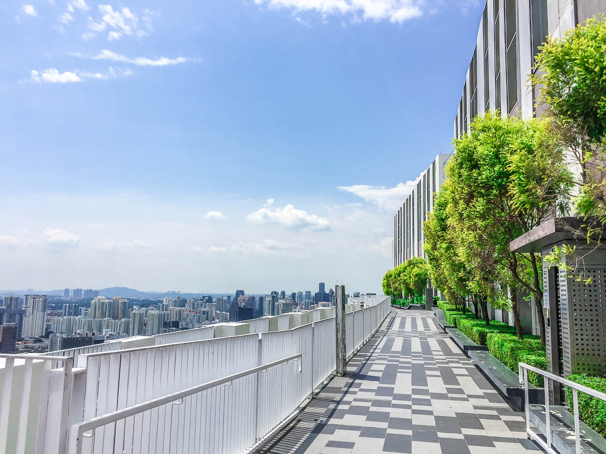 9-beautiful-corridor-at-skybridge-of-pinnacle-at-duxton-to-see-singapore-skyline.jpg