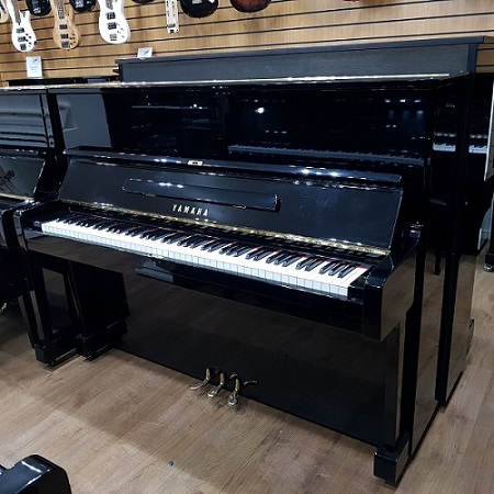 YAMAHA U1 Black.jpg