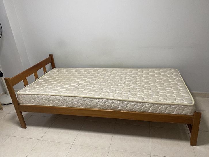 实木单人床$50，床垫$30