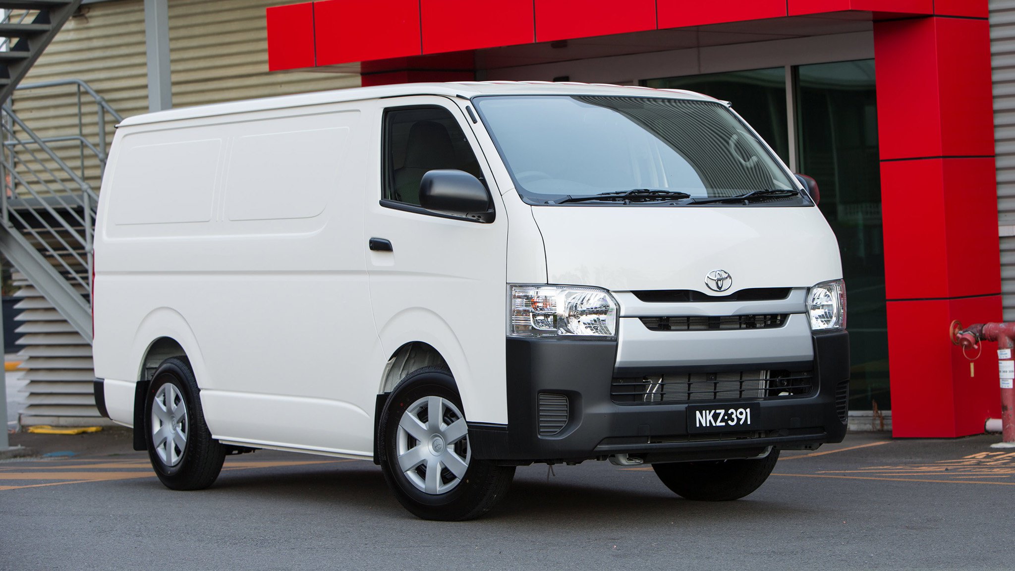 2015-toyota-hiace-lwb-van-australia-1.jpg