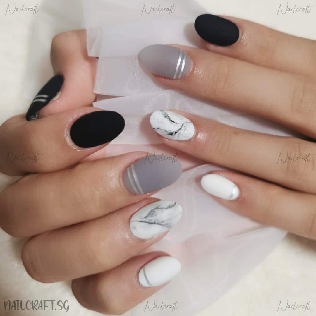 silver-and-white-grey-marble-manicure-2.jpg