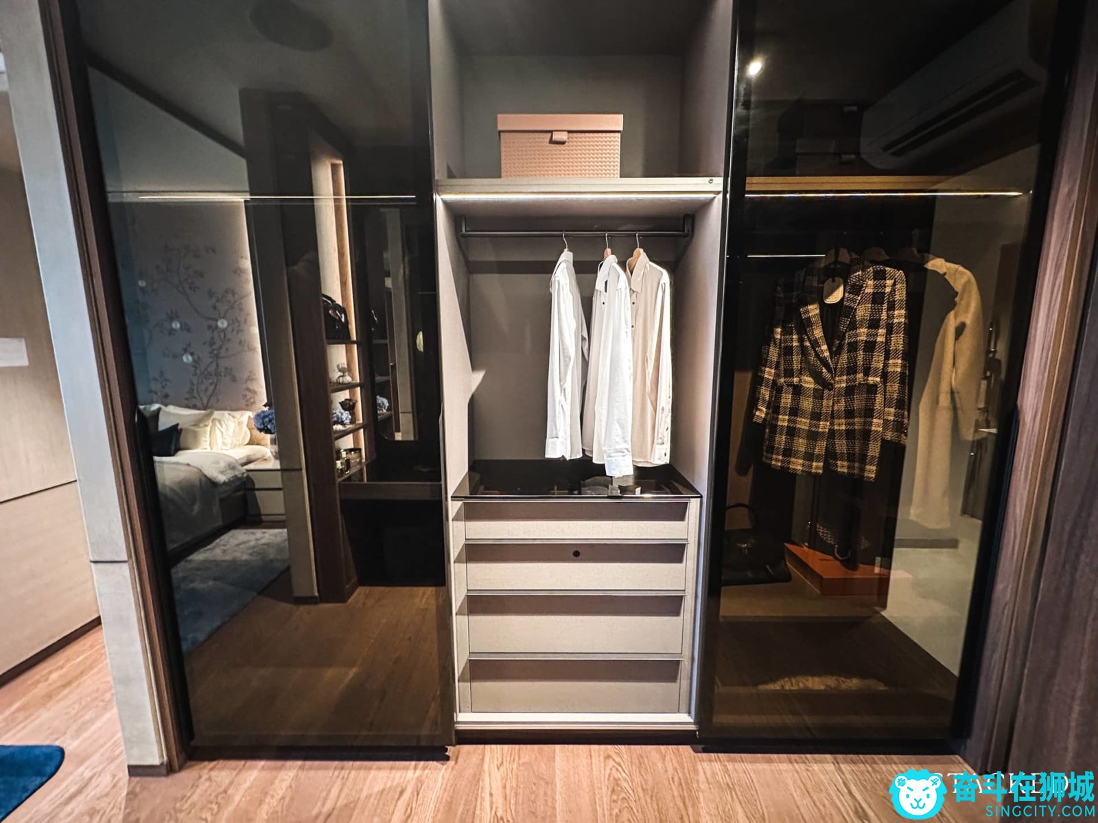 the-continuum-5-bedroom-master-bedroom-wardrobe-2-1600x1200.jpg