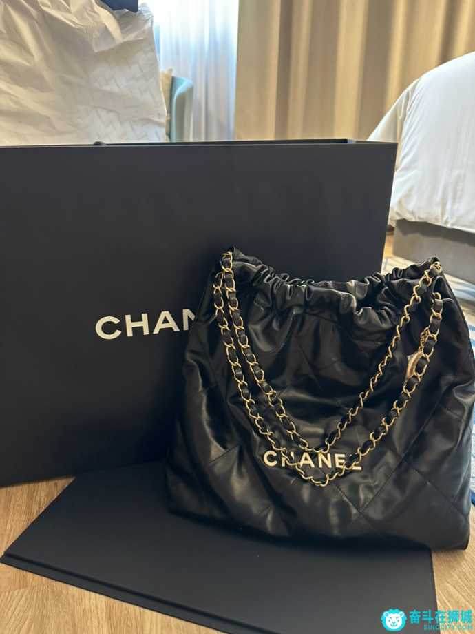 出全新 Chanel 22 hangbag 中号白字