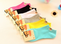 本店出售各种船袜 男女都有欢迎选购预订 价格在1.5-4 SGD各种款式，适合上班族。