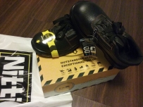 公司发的一双全新黑色D&D安全鞋，不合脚现20块转卖。可以送货