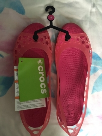 超值的全新crocs 女款美式尺寸6号鞋转让价55新，走过路过别错过。