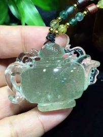 【千层山绿幽灵】水晶精雕茶壶吊坠。。