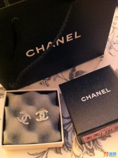 賣Chanel 的cc logo 耳環